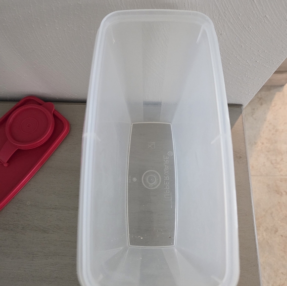 Tupperware Medium Sz Container - Picture 4 of 4